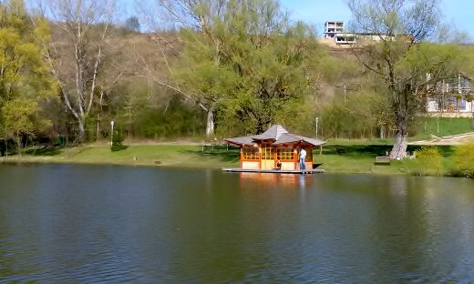 a beautiful hut at the lake, Molodva
