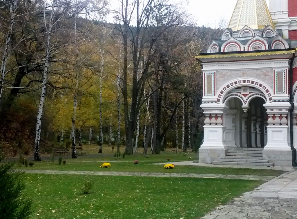 Teilansicht orthodoxe Kirche mit Park, Bulgarien Kultur Reise