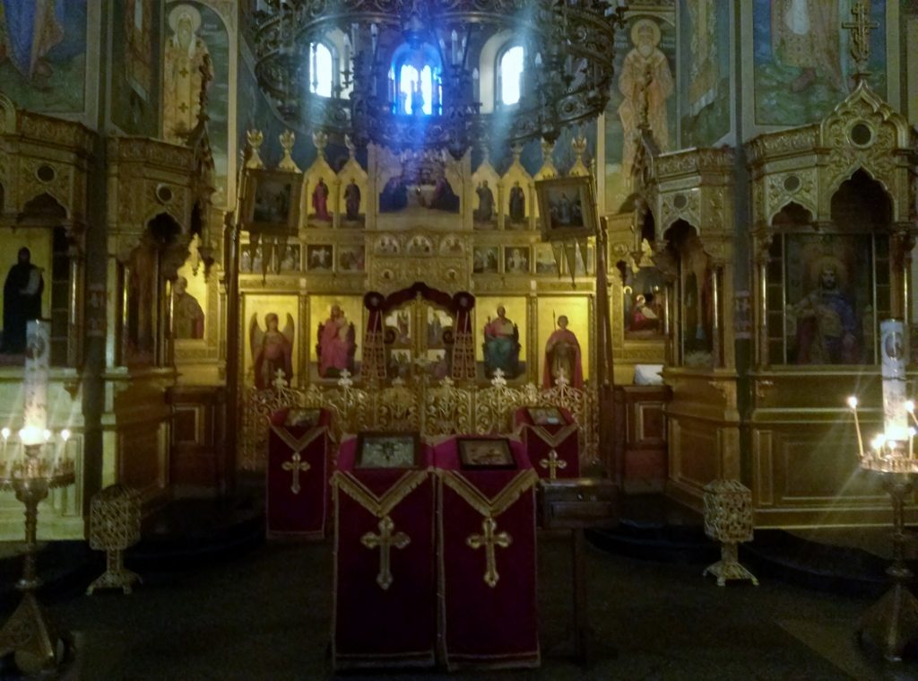 im Inneren einer orthodoxen Kirche in Bulgarien
