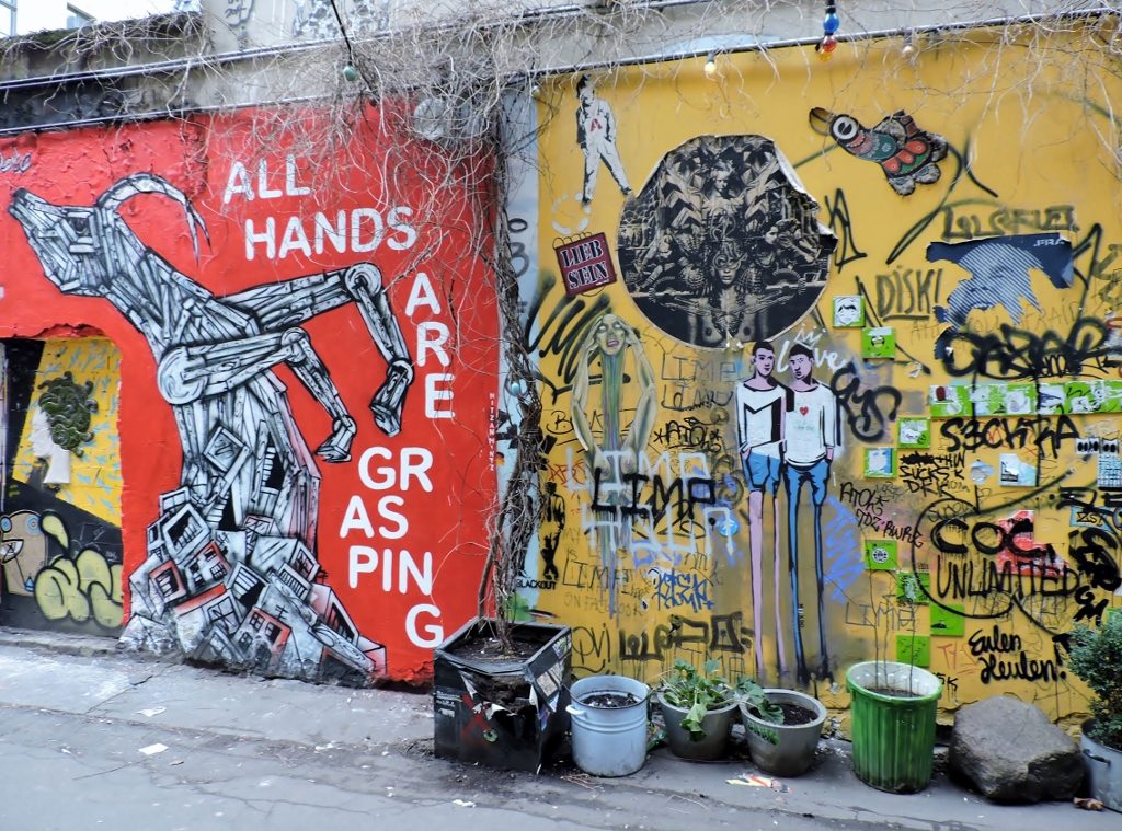 Street Art an einer Häuser-Mauer_Berlin