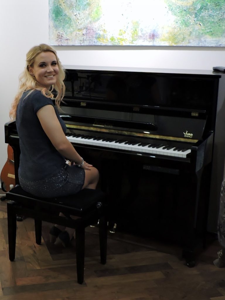 Frau am Klavier sitzend