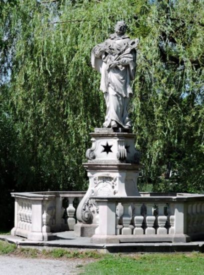 Statue des Hl. Nepomuk am Ufer des Leopoldskroner Weiher_Salzburg