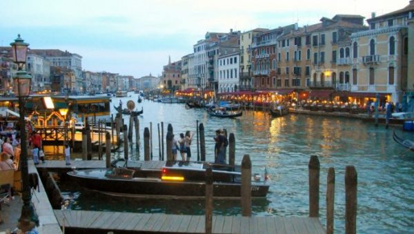 Boote und Gondeln entlang des venezianischen Kanals