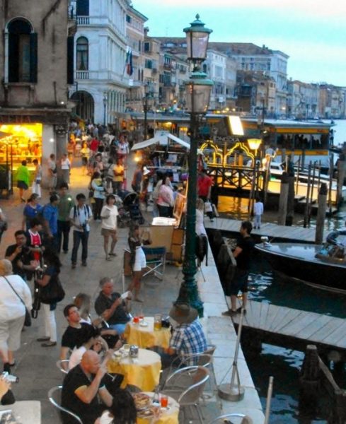 Tages-Reise Venedig mit vielen Touristen unterwegs