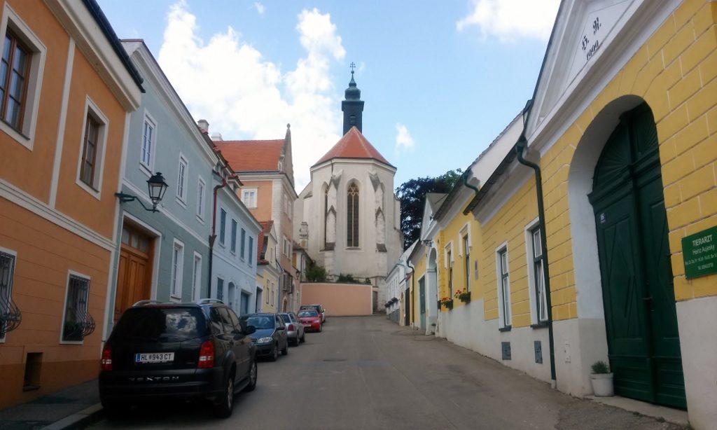 Straße mit Blick auf Kirche in Retz