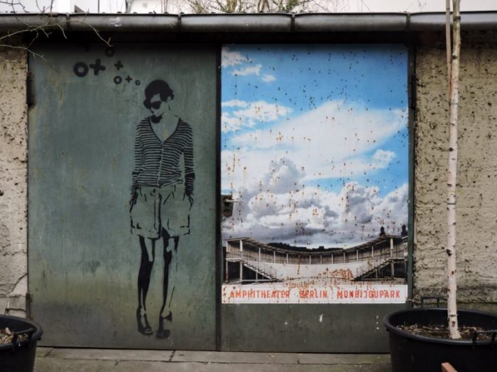 an einer Häzuserwand ist Street Art Berlin