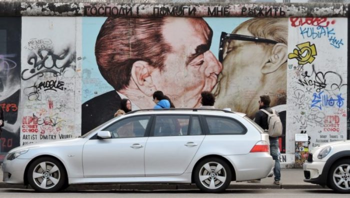 Auto steht vor Street Art Berlin_Kultur