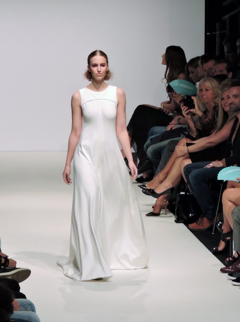 Fashion Week Vienna mit weißgekleidetem Model
