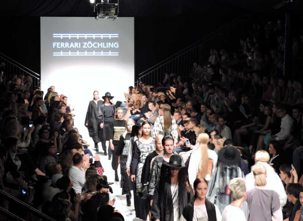 Gruppe am Laufsteg Vienna Fashion Week