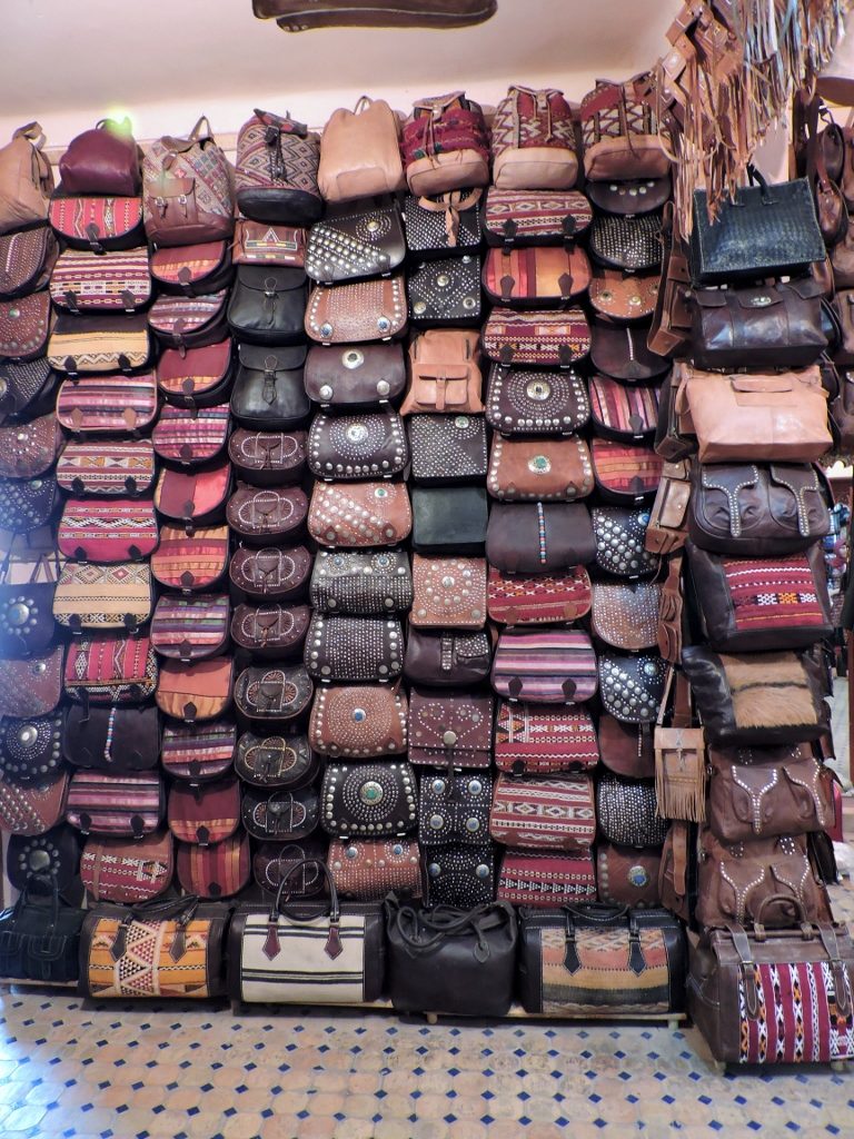 ein Regal voller marokkanischer Leder-Taschen_Marokko
