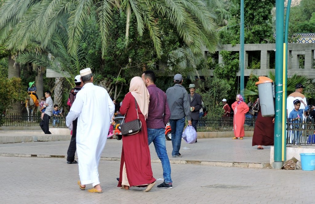 Menschen marokkanisch gekleidet flanieren
