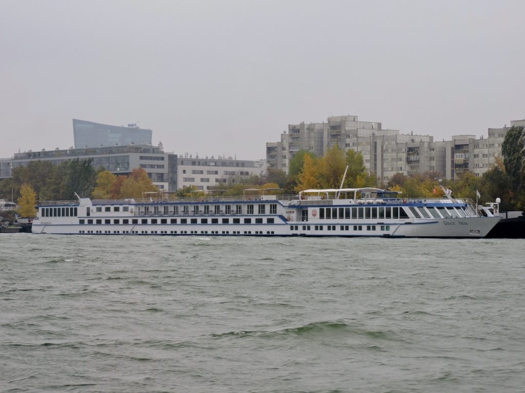 ein Passagierschiff auf der Donau_Wien