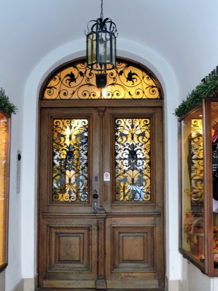 schönes altes Eingangstor in Salzburg