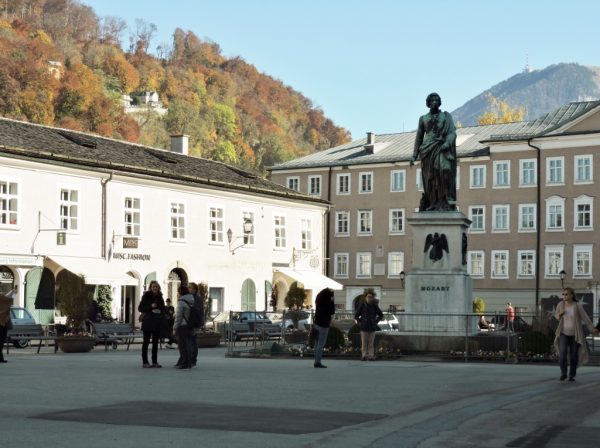Mozart Platz mit Mozart Statue_Salzburg