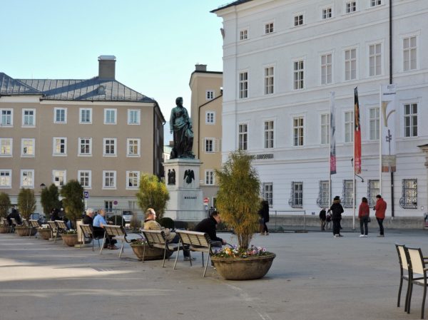 Mozartplatz mit Salzburg Museum