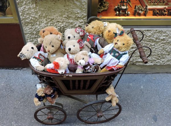 alter Kinderwagen mit vielen kleinen Bären_Salzburg