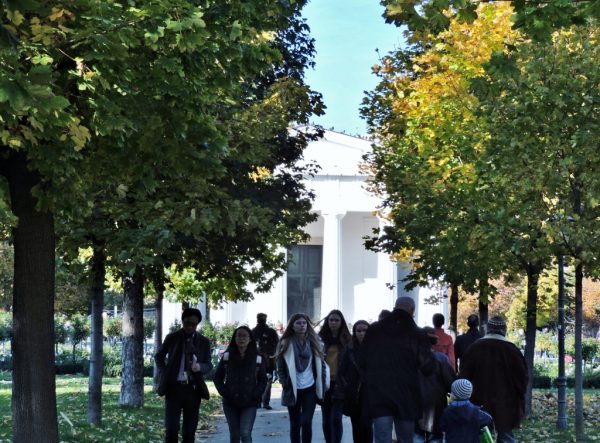 junge Menschen spazieren im Park_Wien