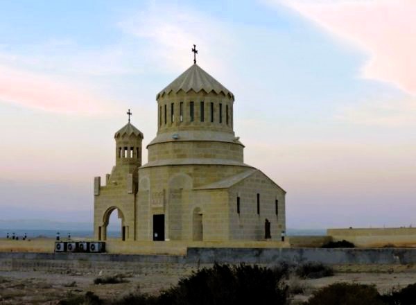 eine Kirche inmitten der Wüstensteppe, Bethany Jordanien