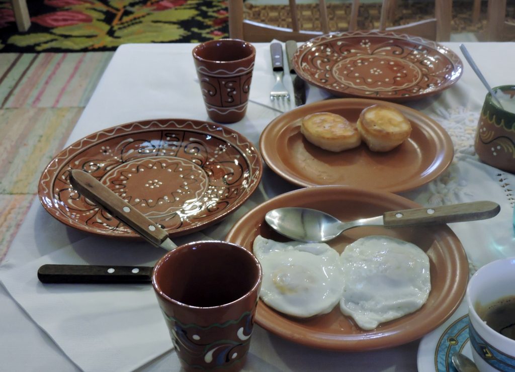 Moldawisches Frühstück auf braunen Keramiktellern