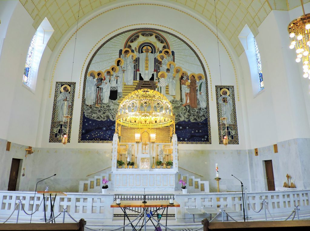 weiß-goldener Altarraum der Otto Wagner Kirche