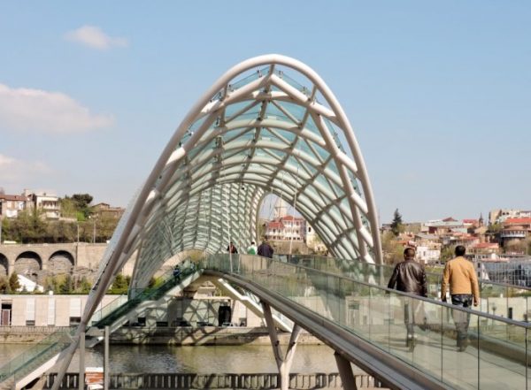 moderne Brücke in Tiflis: Schnittpunkt zwischen Europa und Asien