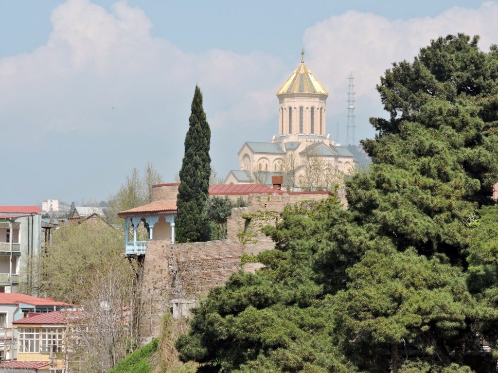 Blick auf eine orthodoxe Kirche in Tiflis