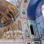 Innenansicht mit bunten Wänden orthodoxer Kirche in Tiflis