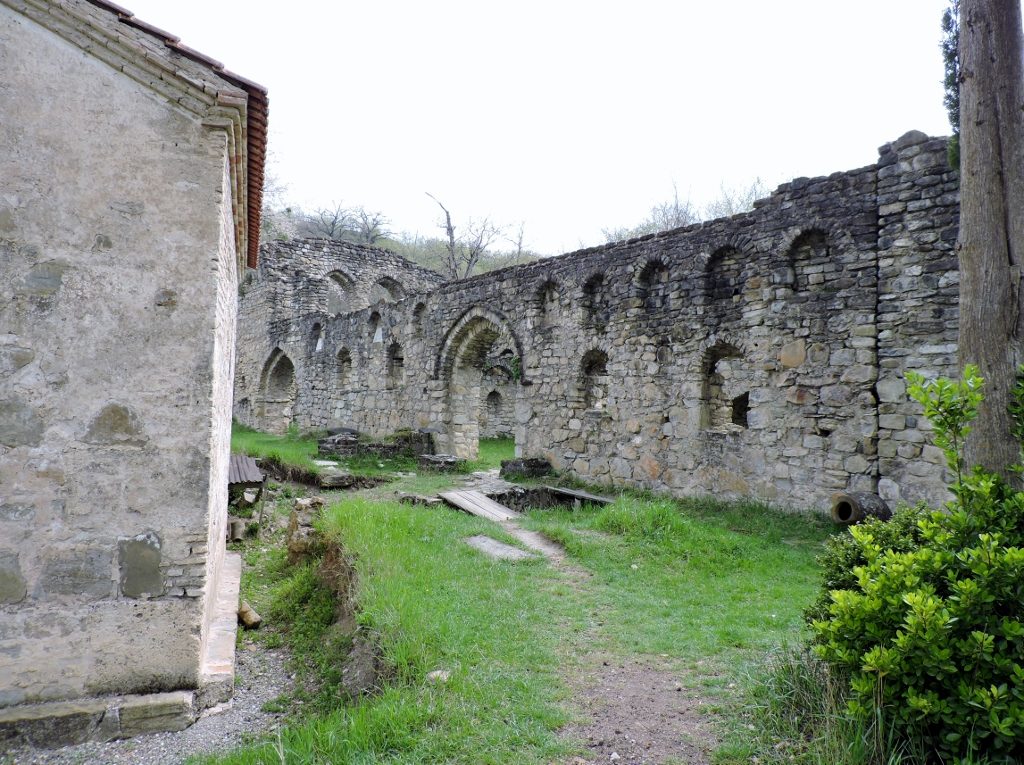 historischer Mauerwall in Georgien