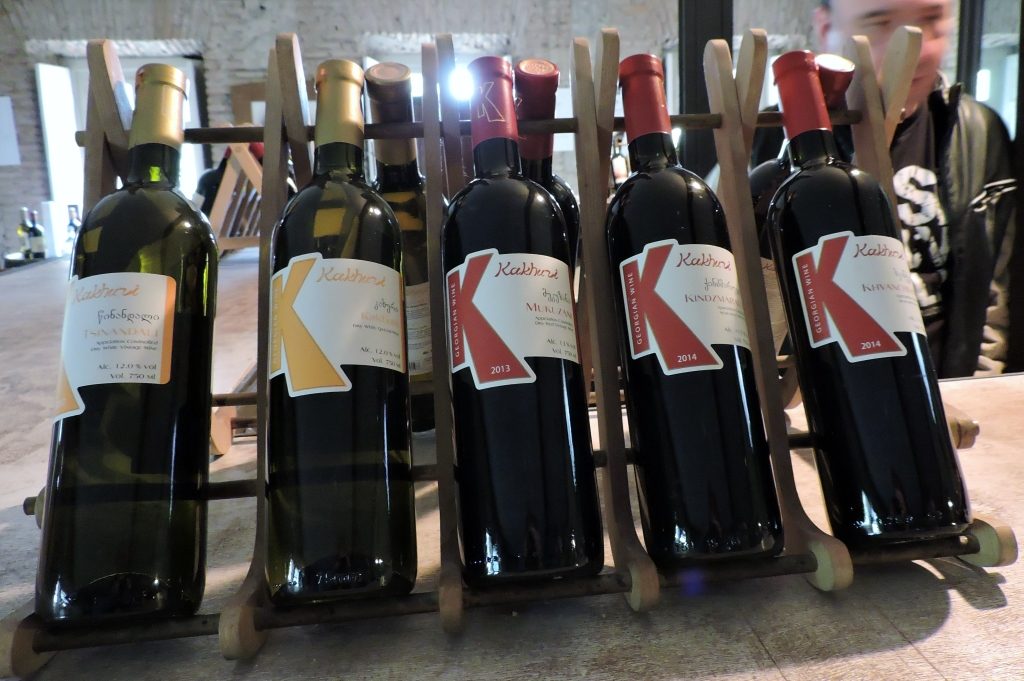 Wein in Georgien, mehrere Flaschen