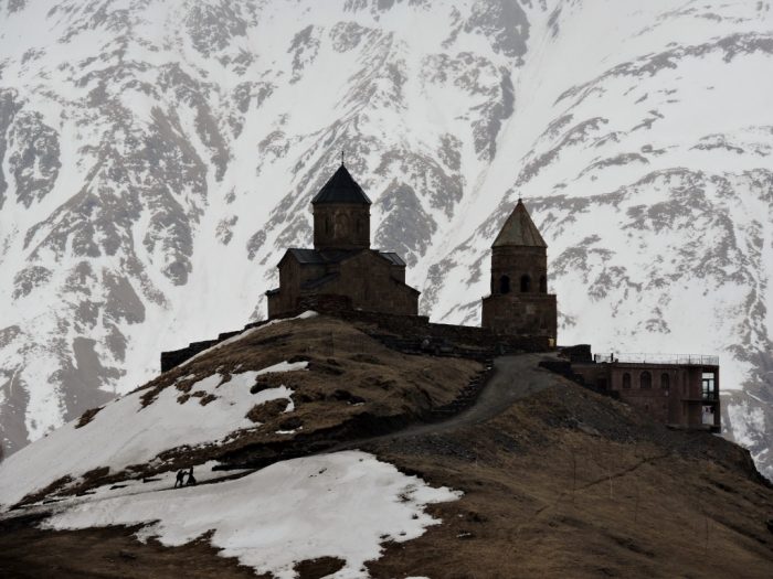 Wehkirche auf verschneitem Berg im Kaukasus Gebirge