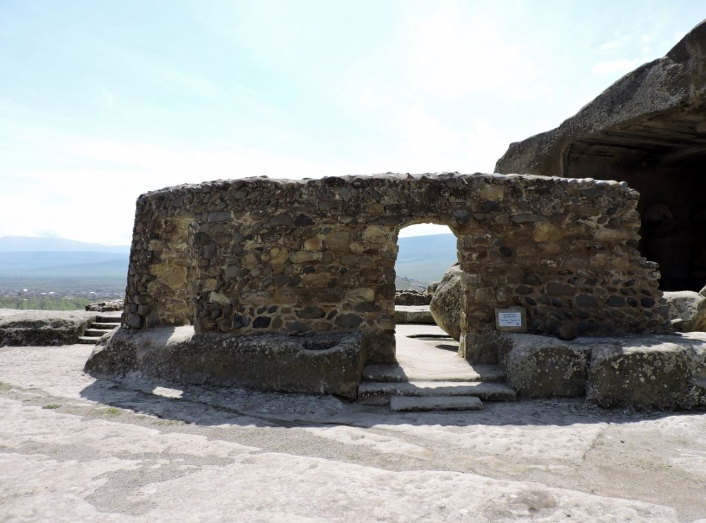 Tempelruine in der Höhlenstadt Uplisziche mit Ausblick