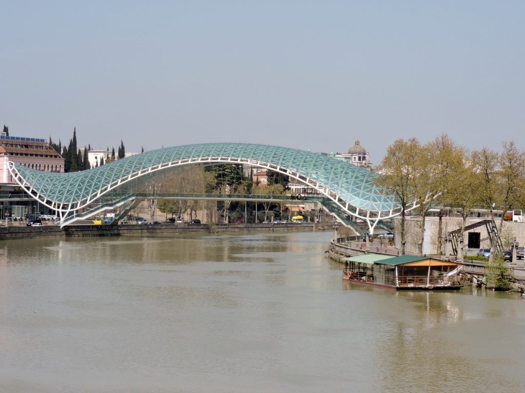 Moderne Bogenbrücke in Tbilisi (Tiflis) Georgien