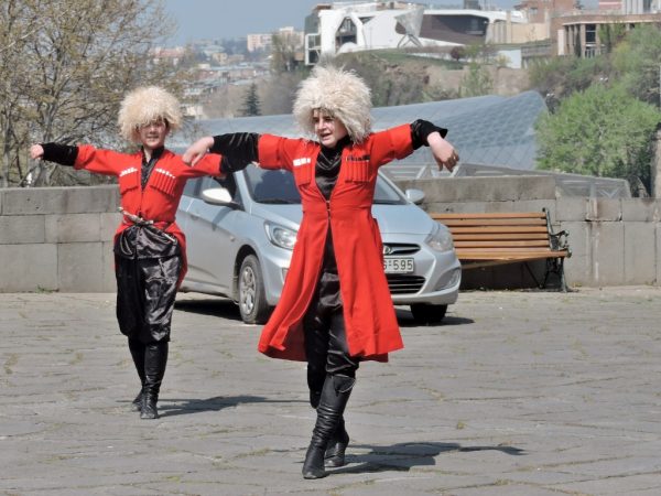 georgische Tänzer mit Fellmützen