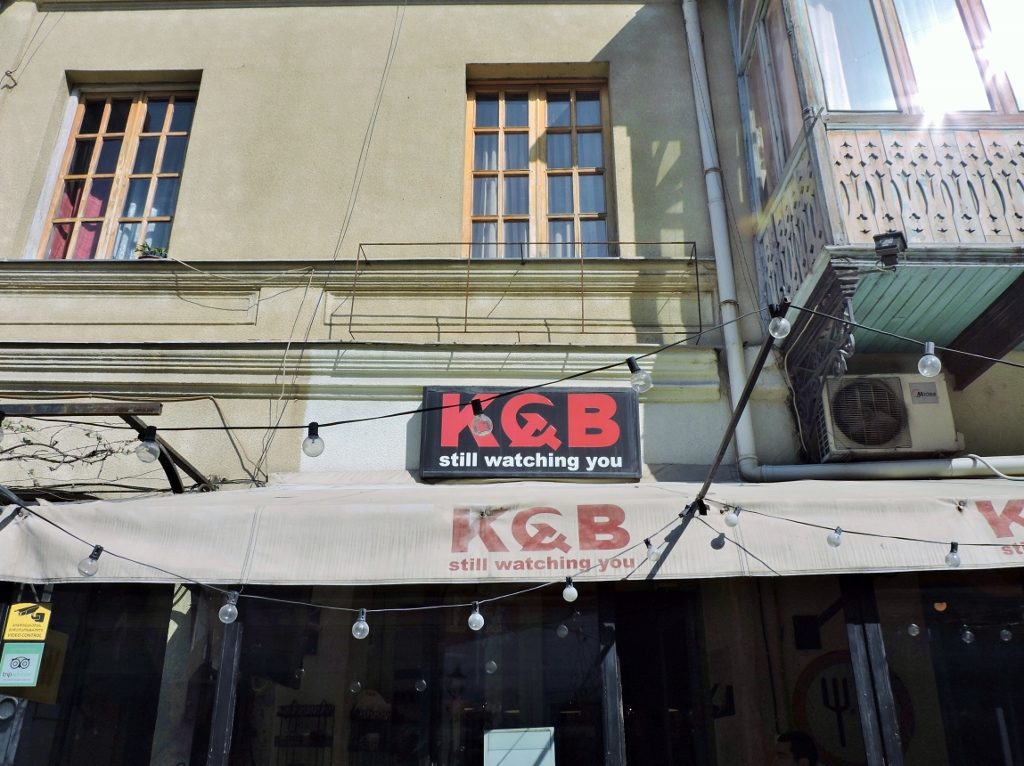 Hausansicht mit KGB Aufschrift