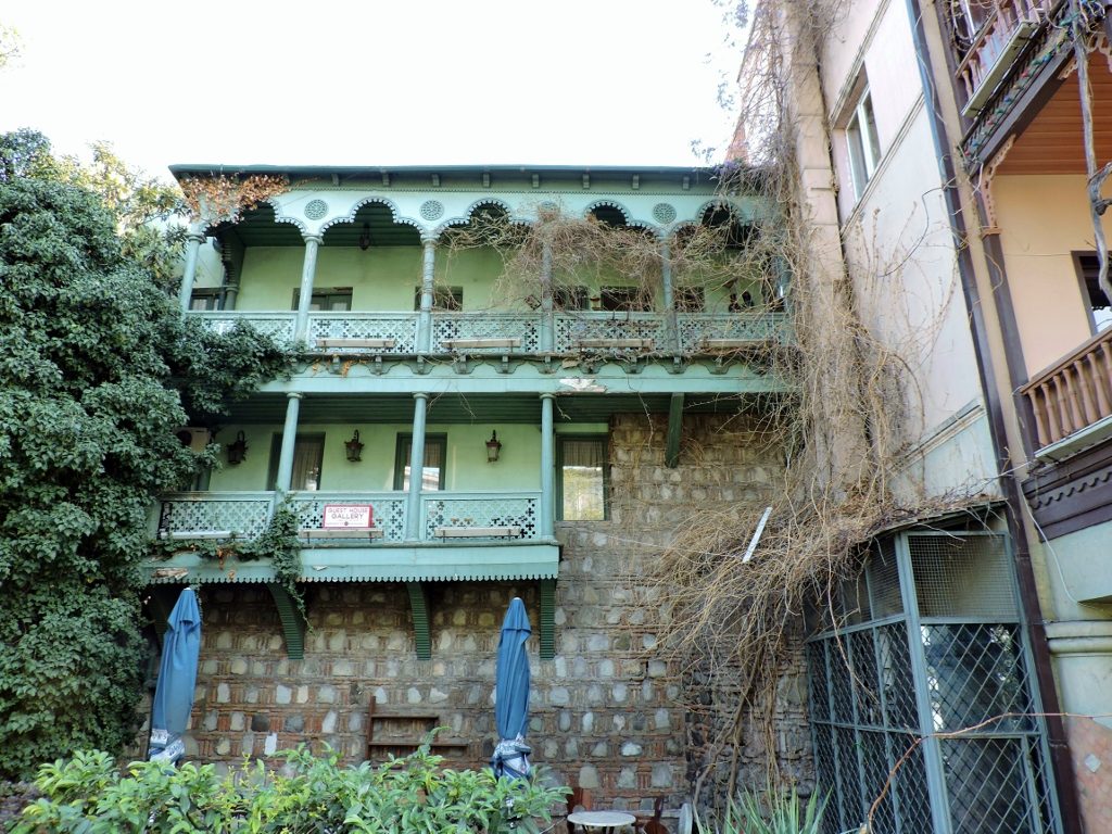 orientalisches Haus mit türkisen Balkonen