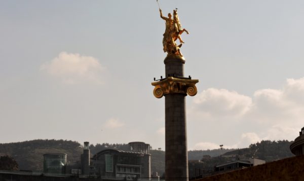 hohe Säule mit goldener Statue in Georgien_Tiflis
