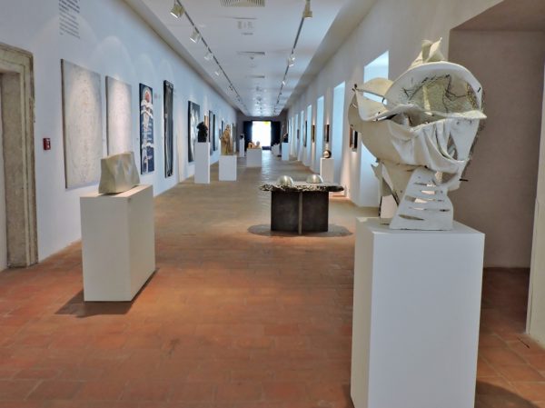 Ausstellungsraum mit Objekten