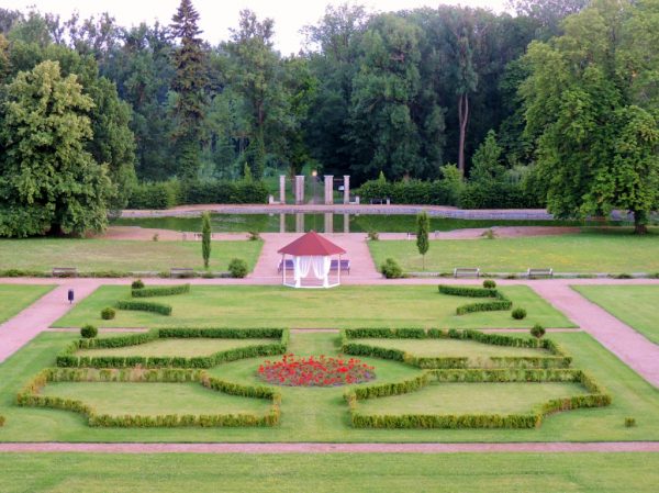 Schlosspark mit Springbrunnen im Zentrum