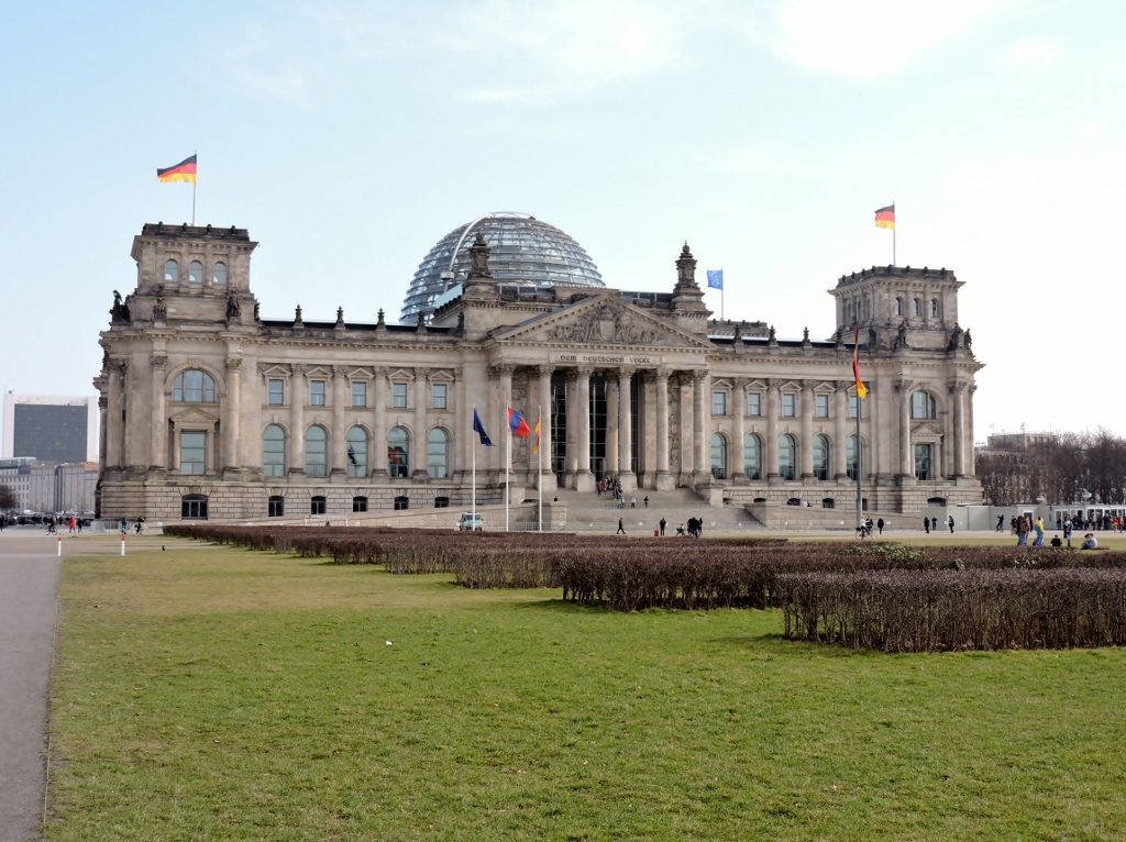 Reichstagsgebäude mit Wiese