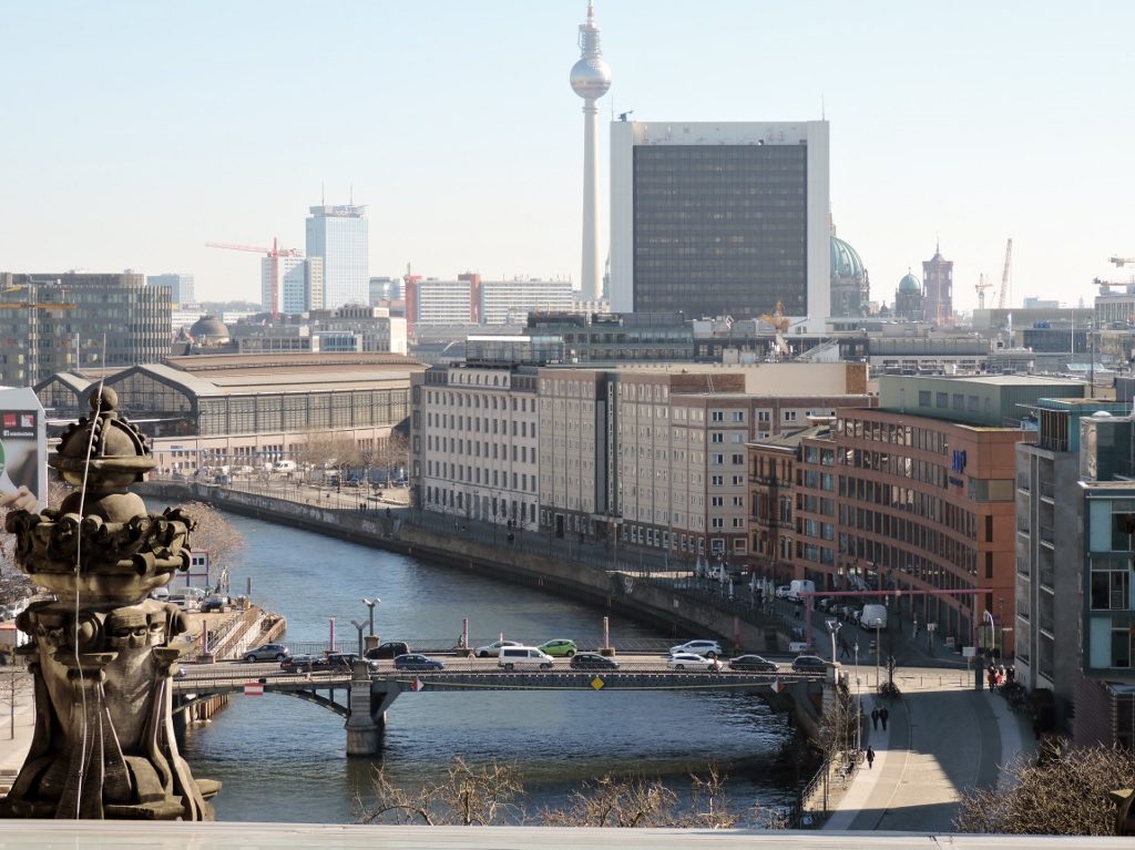 Blick vom Reichstagsgebäude auf Fluss