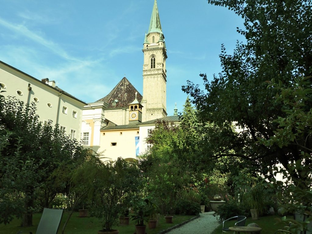 Das versteckte Paradies - ein Klostergarten in Salzburgs Altstadt