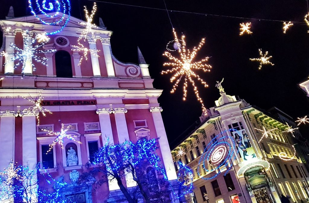 weihnachtliche Beleuchtung von Ljubljana, Slowenien Winter