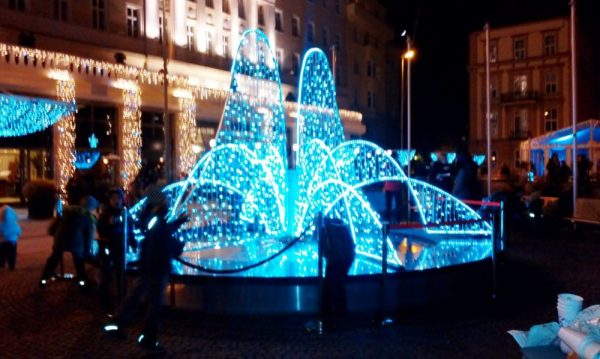 Beleuchteter Brunnen in Bratislava