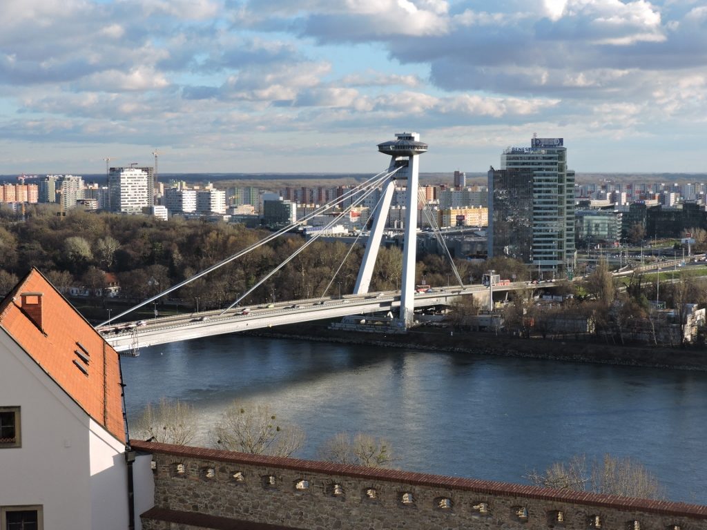 Im UFO Bratislava entdecken, Blick über Donau mit Brücke
