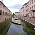 Kanal zwischen Häusern