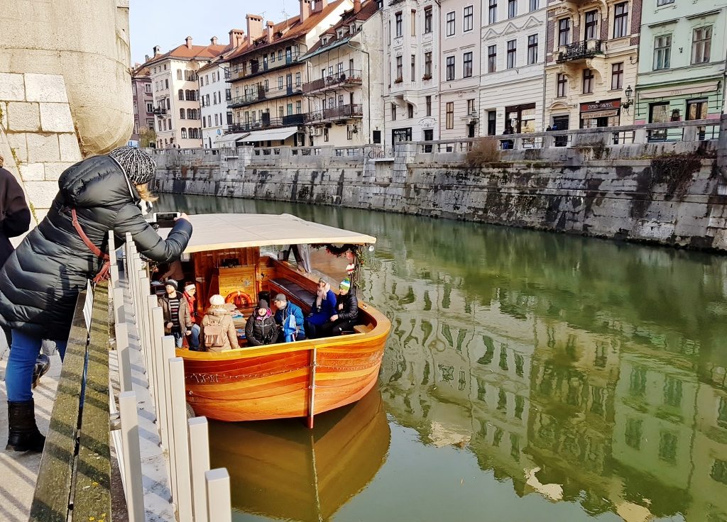 Bootsfahrt auf dem Fluss in Ljubljana
