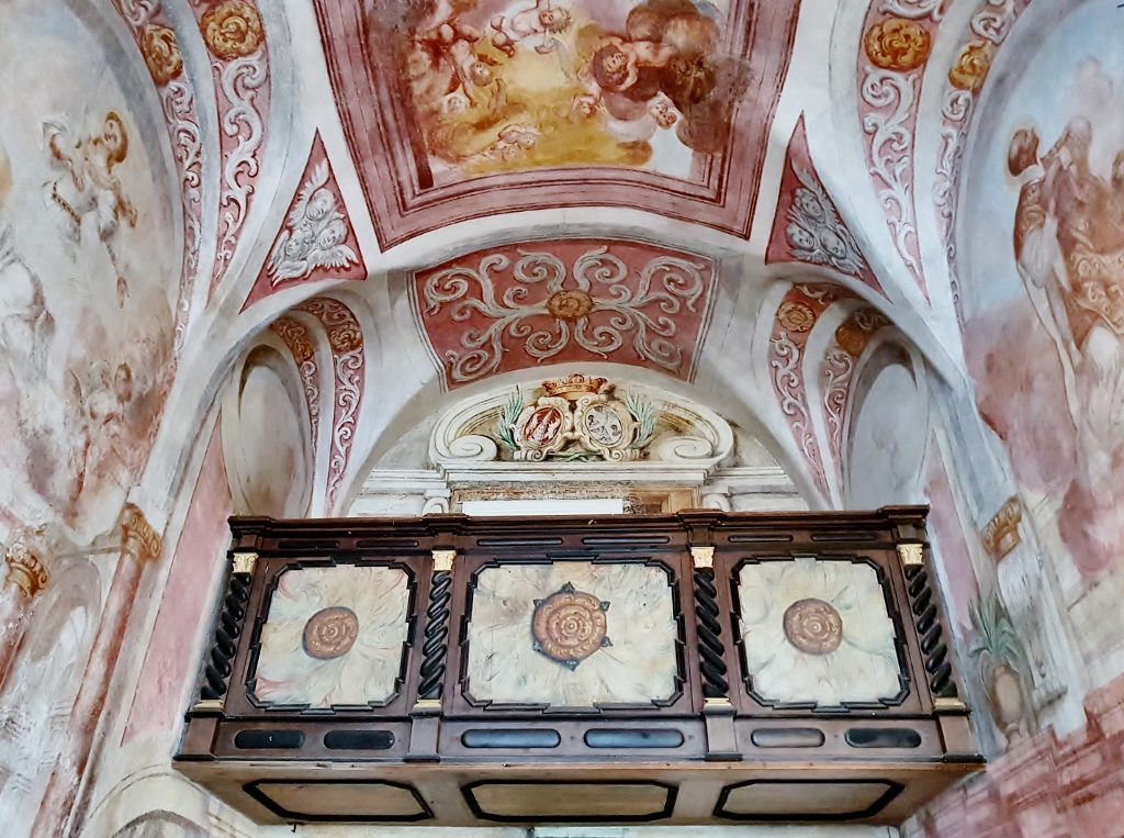 barocke Deckenfresken einer Kirche