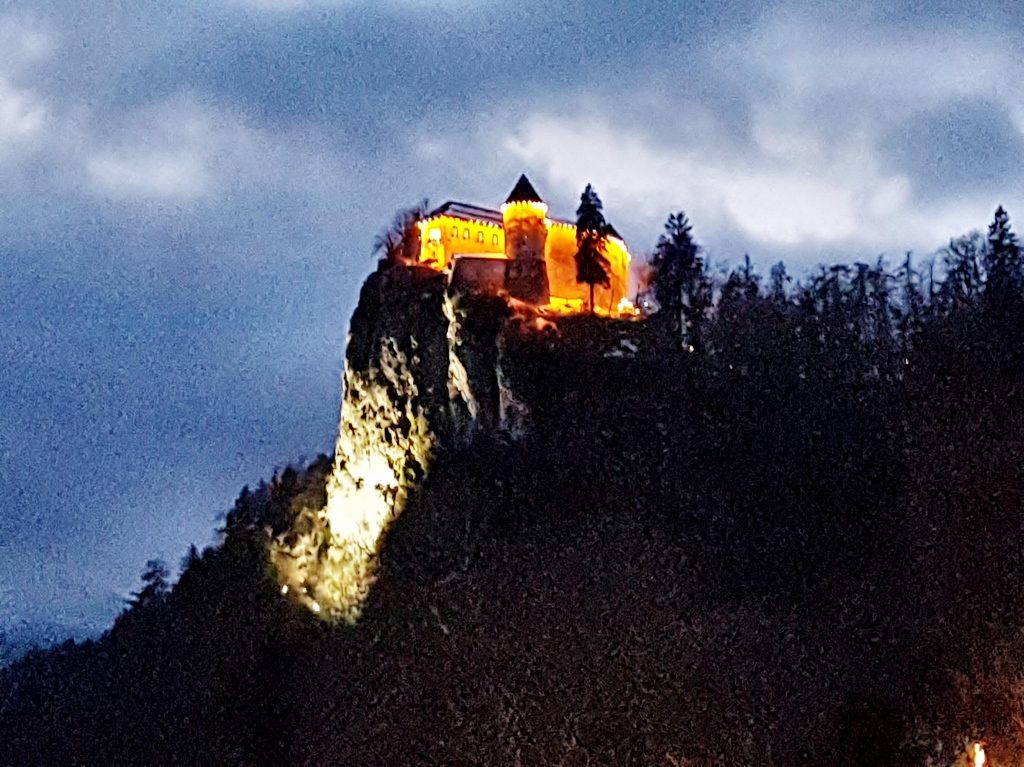 Winterzauber Burg Bled bei Nacht