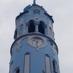 Runder hellblauer Kirchturm im Jugendstil