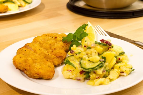 Wiener Schnitzel mit Kartoffelsalat | Travelcontinent